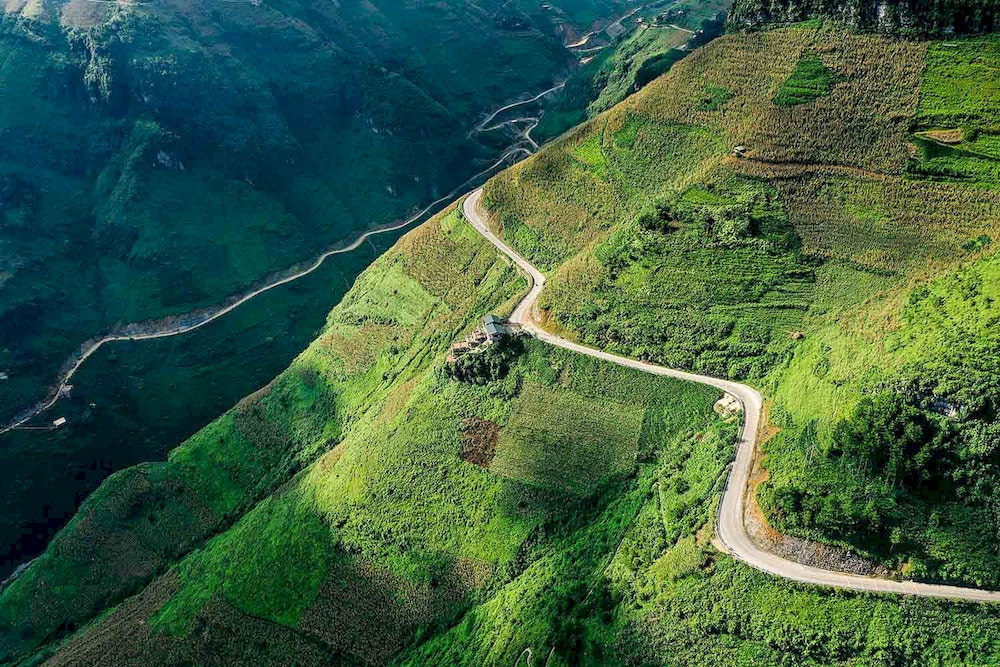 Ma Pi Leng Pass delivers breathtaking views of deep valleys and towering cliffs along one of Vietnam’s most scenic roads